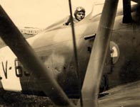 Foto ravvicinata fatta al nostro socio Gioacchino Bruno Moras durante il corso di allievo pilota nel 1942. Siamo all'aeroporto di Levaldigi ed il velivolo  un Fiat CR 42